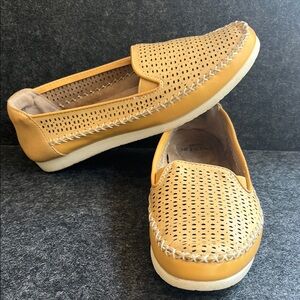 EARTH ORIGINS Mustard Perforated Slip-On Leather Loafers Womens 8